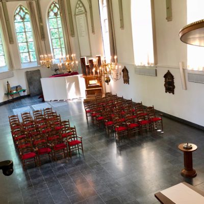 Herstoffering opnieuw bekleden kerkmeubilair